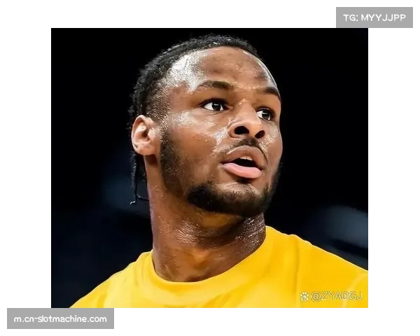 詹姆斯节间休息时与裁判交流 引发热议